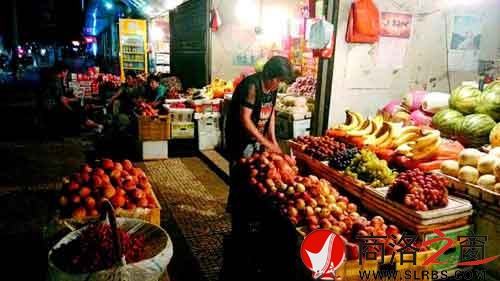 夜幕降臨，普通水果小店依然等待著顧客。
