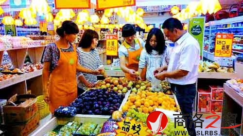 環(huán)境優(yōu)美的水果專賣店里，店員耐心地幫著顧客挑選水果。