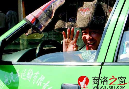 看到記者采訪，旁邊的出租車司機(jī)熱心地打了個(gè)招呼。