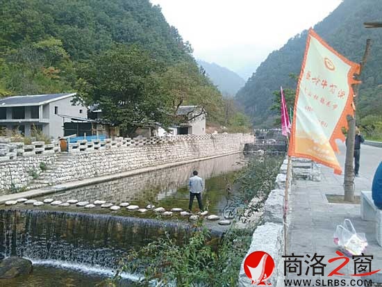 村邊流水潺潺
