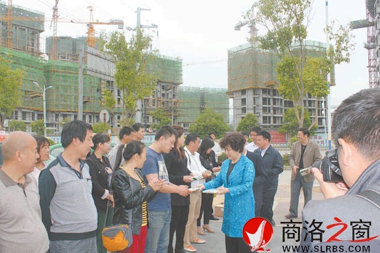 市委常委、宣傳部部長劉淑慧為出租車駕駛員發(fā)放宣傳光碟