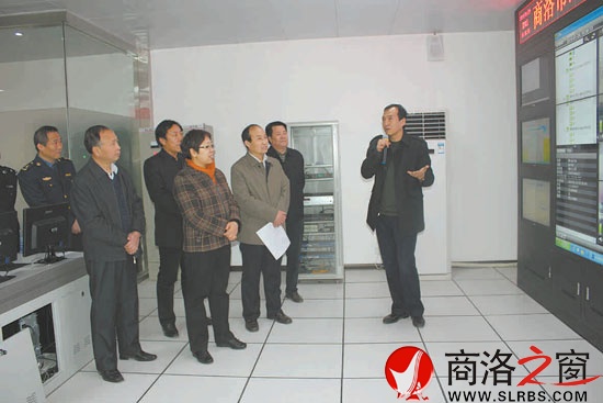 市長陳俊、副市長高健在信息中心檢查GPS動態(tài)監(jiān)控運行情況