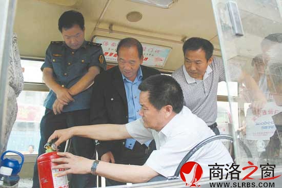 市交通運輸局局長周三啟檢查客運車輛滅火器
