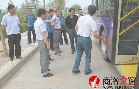 市交通運輸局副局長黃恒林帶領市運管處檢查公交車輛安全
