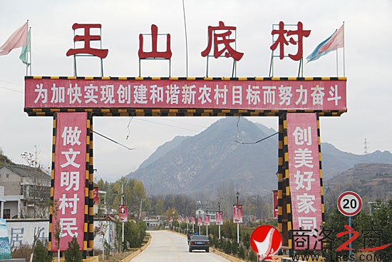 經(jīng)過全面普修，沙河子鎮(zhèn)王山底村的通村公路優(yōu)美整潔，成為一道亮麗風(fēng)景。