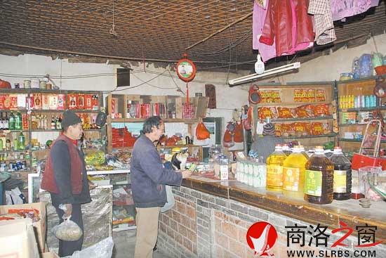 原供銷(xiāo)社是這里的最大商店，有好些年月的柜臺(tái)顯示著它的歷史。