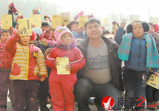 1月7日，王力為中村鎮(zhèn)流嶺小學(xué)送去捐贈(zèng)的物資。