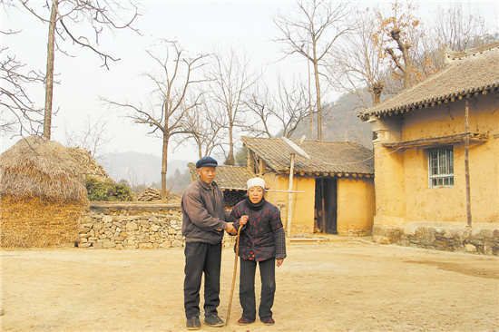 偌大的山嶺上，只留下南岳民和吳桂香夫婦倆孤獨(dú)的身影。
