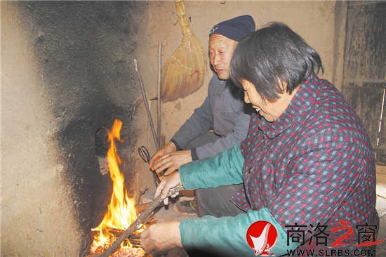 炕門里的熊熊火焰照亮了何萬(wàn)民與劉秋云夫婦的笑臉