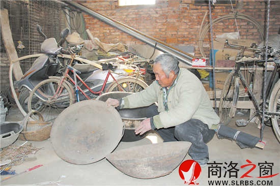 回憶起曾經(jīng)艱苦的歲月，付發(fā)喜老人難以忘懷補(bǔ)鍋時(shí)的場(chǎng)面。時(shí)間雖然過去了很久，但是曾經(jīng)補(bǔ)了又補(bǔ)的鍋一直被他珍藏。