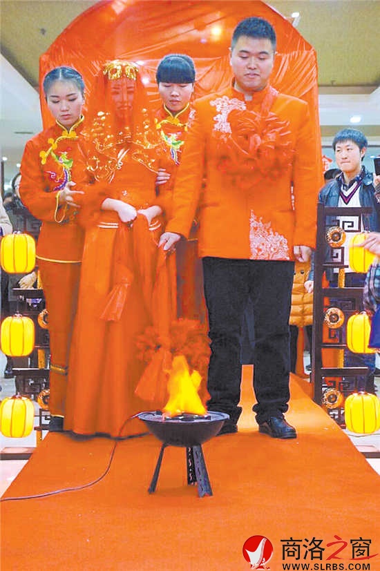 新娘跨火盆、過馬鞍，一生平平安安。