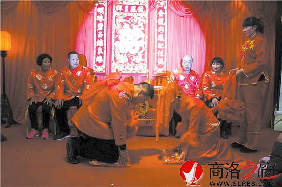 夫妻對拜頭碰頭，夫妻恩愛到白頭。