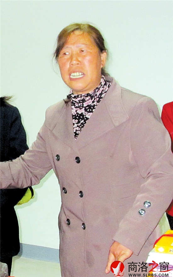 自樂(lè)班領(lǐng)頭人、今年56歲的常善秀在唱《花墻會(huì)》。