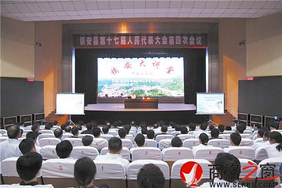 縣“兩會”期間，縣人大代表、政協(xié)委員聽棚改知識講座、議報告。