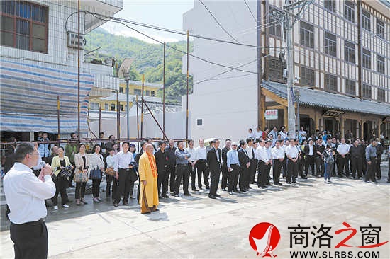 縣政協(xié)委員觀摩鎮(zhèn)云一體化建設工程、議報告。