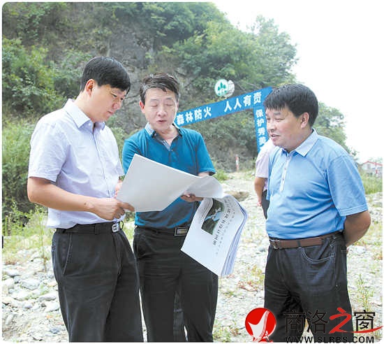 商洛市委常委、鎮(zhèn)安縣委書記李波（左），鎮(zhèn)安縣政府縣長璩澤濤（右）檢查指導重大項目建設工作。