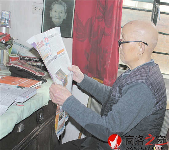 每天看電視、讀報瀏覽新聞是武長茂老人雷打不動的習(xí)慣。