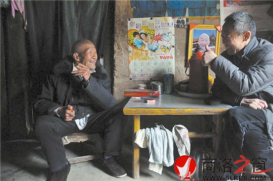 白天景老人接受采訪(fǎng)，暢談自己創(chuàng)作的快板。
