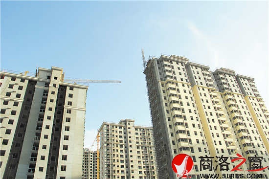 這些積累著建筑工人汗水和辛苦的高樓，在藍(lán)天白云的襯托下格外美麗璀璨，同時(shí)也印證了商洛發(fā)展的腳步，為商洛這座城市增光添彩。