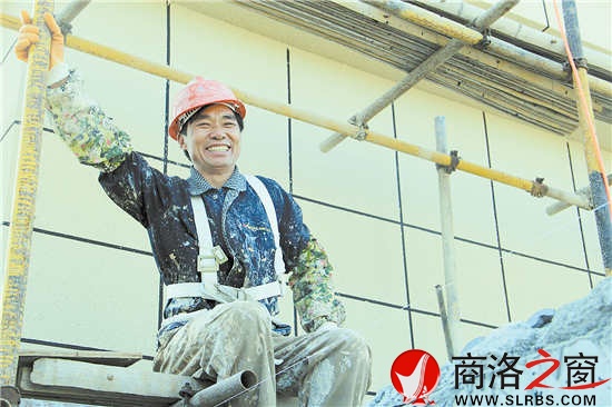 說起遠(yuǎn)方的家人，李義平的臉上不自覺地露出了甜甜的微笑。