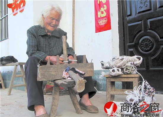 雖然已經(jīng)77歲高齡，但是繩索在唐翠花手上靈活自如地翻轉(zhuǎn)著，她的雙手長(zhǎng)滿了厚厚的老繭。