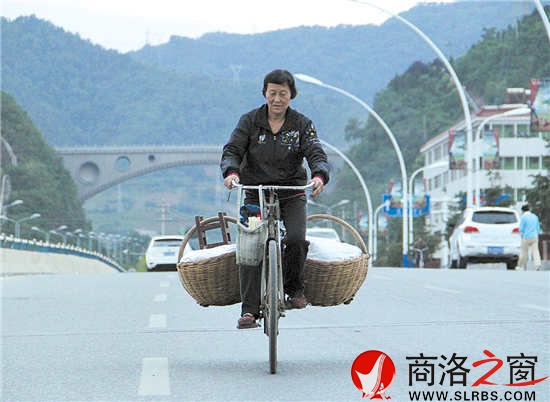 天空還未大亮，李建娥就已騎車帶著粽子到了丹江橋。