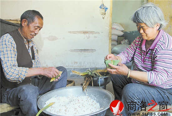 王紅計(jì)的老伴閑時(shí)也會幫他包上幾個(gè)，兩個(gè)人說說笑笑，也是一種陪伴。