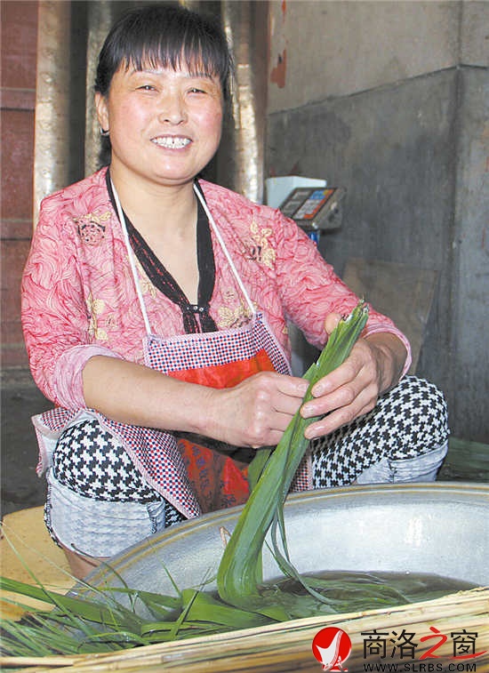 說到洗葉子也是一件辛苦活時(shí)，王文武的妻子笑著說，沒有包粽子辛苦。
