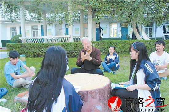 今年高考前夕，呂清太老師來到商南高級中學(xué)對參加高考的學(xué)生進行心里輔導(dǎo)。