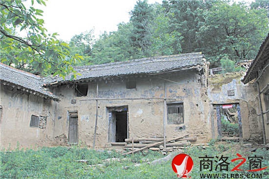 沿著崎嶇的山路，到處都是破舊的房屋、豬圈、狗窩，這些似乎都向外界訴說著昔日的繁華。
