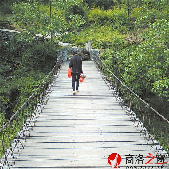 走在安靜的時光里。一座小橋，拉近了山的距離。
