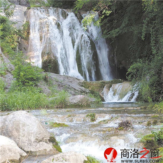 龍?zhí)?，飛瀑如鏈，潭水透澈，風景如畫。