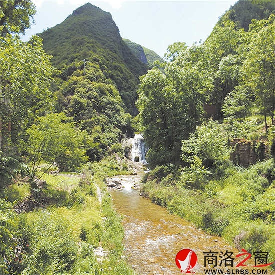 龍洞溝，一泓清泉蜿蜒而出，經(jīng)年清澈，四季不枯。