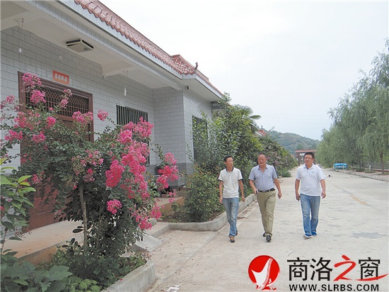 走在美麗的王山底村移民小區(qū)街道上，感受田園詩般的享受。