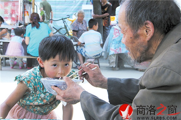 對(duì)于雷雪娟而言，暑假生活里最幸福的事就是吃爺爺給她買(mǎi)的涼皮。